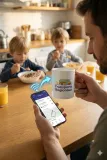 Mug publicitaire NFC personnalisé scanné avec un smartphone pour accéder au contenu digital