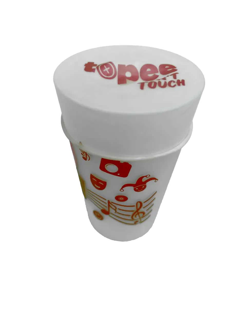 Protège-verre élastique personnalisé Topee posé sur un verre, branding visible
