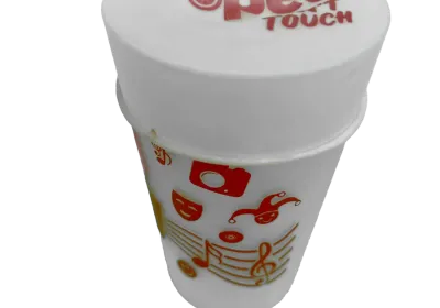 Protège-verre élastique personnalisé Topee posé sur un verre, branding visible