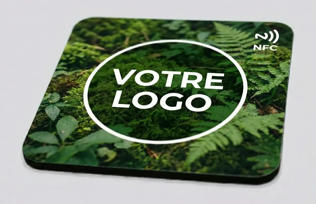 Gros plan sur le sous-verre NFC : finitions, épaisseur et zone de puce intégrée