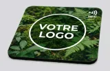 Gros plan sur le sous-verre NFC : finitions, épaisseur et zone de puce intégrée
